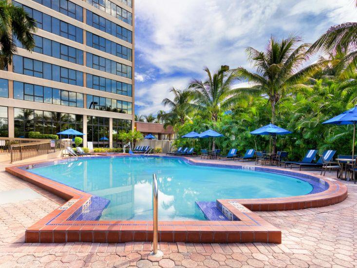 Holiday Inn Miami West - Airport Area By Ihg Хиалеа Гардънс Екстериор снимка